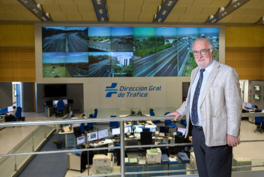 Pere Navarro habla sobre seguridad vial y movilidad sostenible en el Centro de Gestión de Trafico de la DGT