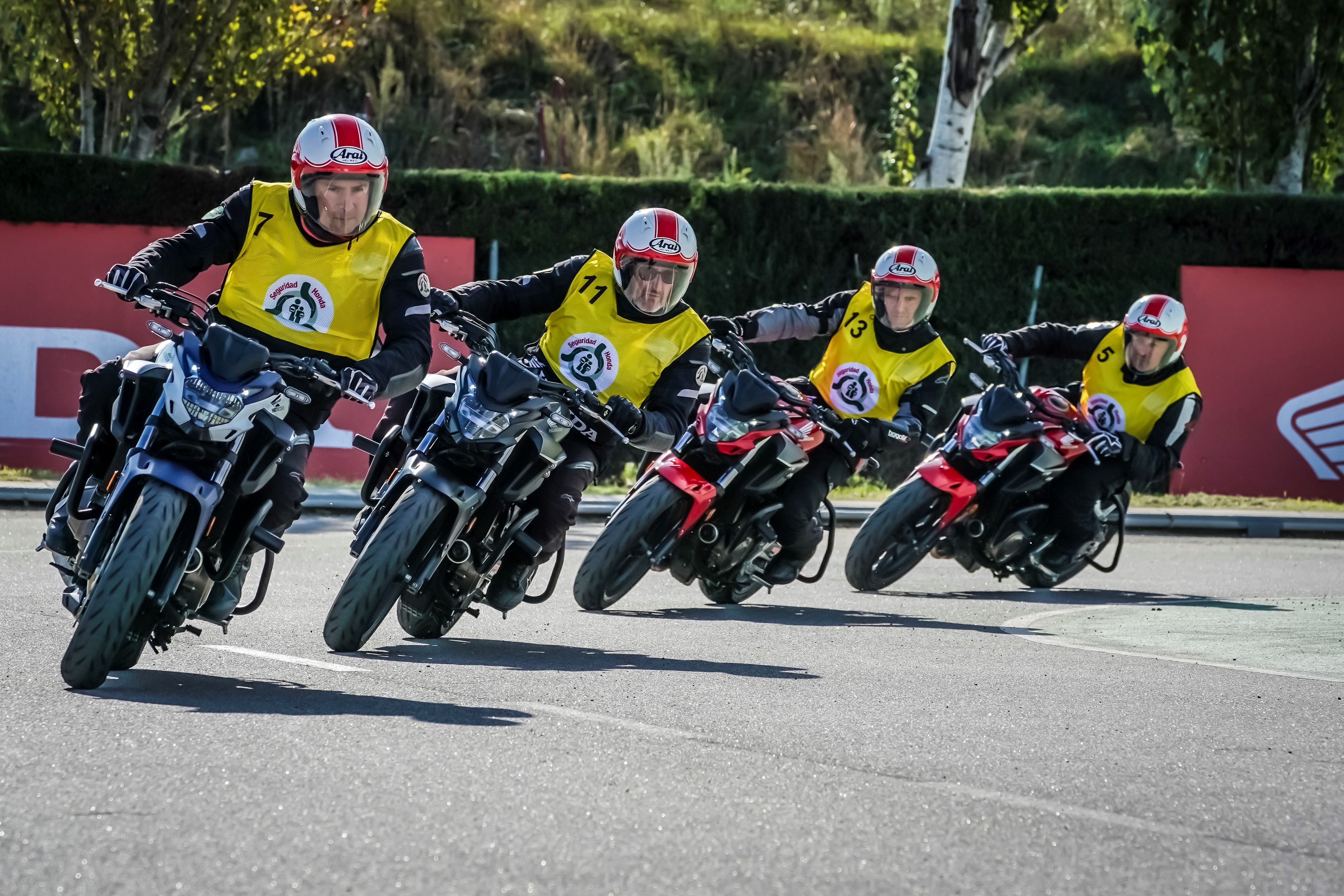 Curso de conducción segura para motos en el Instituto de Seguridad de Honda (HIS).