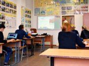 Nueve de cada diez conductores suspenderían hoy el teórico: el reto pendiente del reciclaje vial Un profesor de autoescuela explicando conceptos durante una clase teórica.