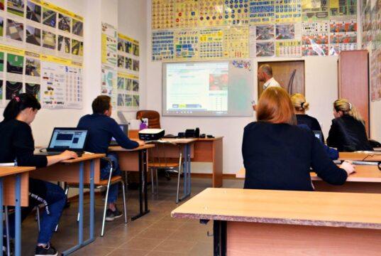 Nueve de cada diez conductores suspenderían hoy el teórico: el reto pendiente del reciclaje vial Un profesor de autoescuela explicando conceptos durante una clase teórica.