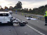 Un agente de la Agrupación de Tráfico de la Guardia Civil investiga un accidente mortal entre una moto y un turismo.