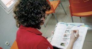 Primer Manual Básico para obtener el permiso B en base a la Norma de Lectura Fácil Alumna estudiando el contenido teorico para el examen de conducir