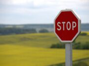señal de stop en intersección en carretera convencional en entorno rural