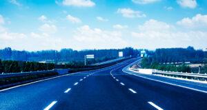 Autopista completamente vacía, sin ningún vehículo circulando.