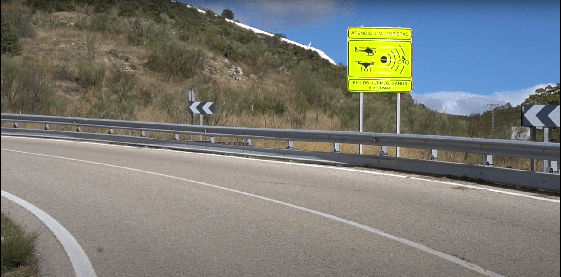 Señal de tramos peligrosos para motos en carretera.
