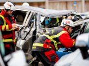 Hoja de rescate y códigos QR: la información que puede ahorrar minutos después de un siniestro Bombero rescatando a una persona de un vehículo accidentado en el centro de seguridad de Volvo.