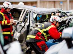 Bombero rescatando a una persona de un vehículo accidentado en el centro de seguridad de Volvo.