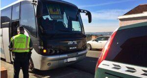 La falta de autorización especial para realizar transporte escolar, la infracción más frecuente. Agente de la Agrupación de Tráfico de la Guardia Civil en un control de vehículos de transporte escolar.
