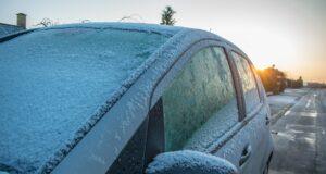 Consejos para retirar el hielo del parabrisas y las precauciones a tomar en invierno Vehículo aparcado cubierto de nieve y hielo