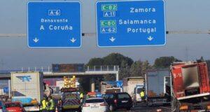 El atropello mortal de tres transportistas reabre el debate sobre el riesgo del auxilio en carretera Accidente de tráfico en carretera con intervención de los servicios de emergencia: bomberos, Guardia Civil de Tráfico, ambulancia y personal de mantenimiento.