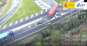 Aumentan los profesionales que exceden los tiempos de conducción Imagen aerea de la infracción cometida por un camion tomada desde un helicpotero de la DGT