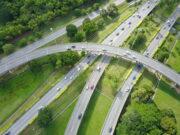 Nudo de carreteras y autovías con vehículos circulando en diferentes niveles