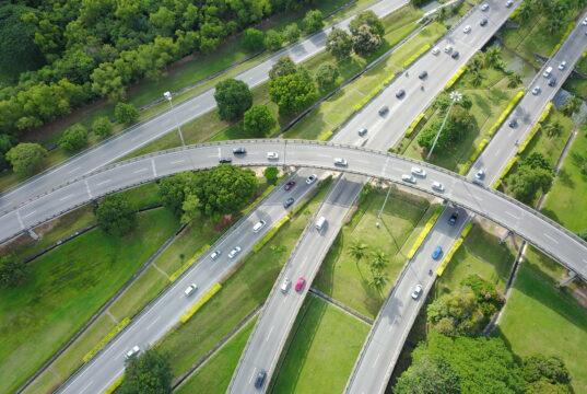 Nudo de carreteras y autovías con vehículos circulando en diferentes niveles