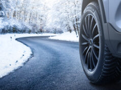 Neumáticos en otoño e invierno: ocho falsas creencias que afectan a nuestra seguridad y nuestro bolsillo Neumatico All Season Michelin Crossclimate 2 sobre asfalto mojado en dia frio de nieve