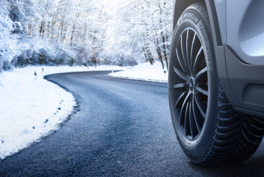 Neumáticos en otoño e invierno: ocho falsas creencias que afectan a nuestra seguridad y nuestro bolsillo Neumatico All Season Michelin Crossclimate 2 sobre asfalto mojado en dia frio de nieve