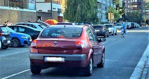 «Madrugando cinco minutos antes, evitaremos atropellos» (José Lagunar, RiveKids) Peatones cruzando indebidamente una calle camino del colegio ante la proximidad de un vehículo que frena