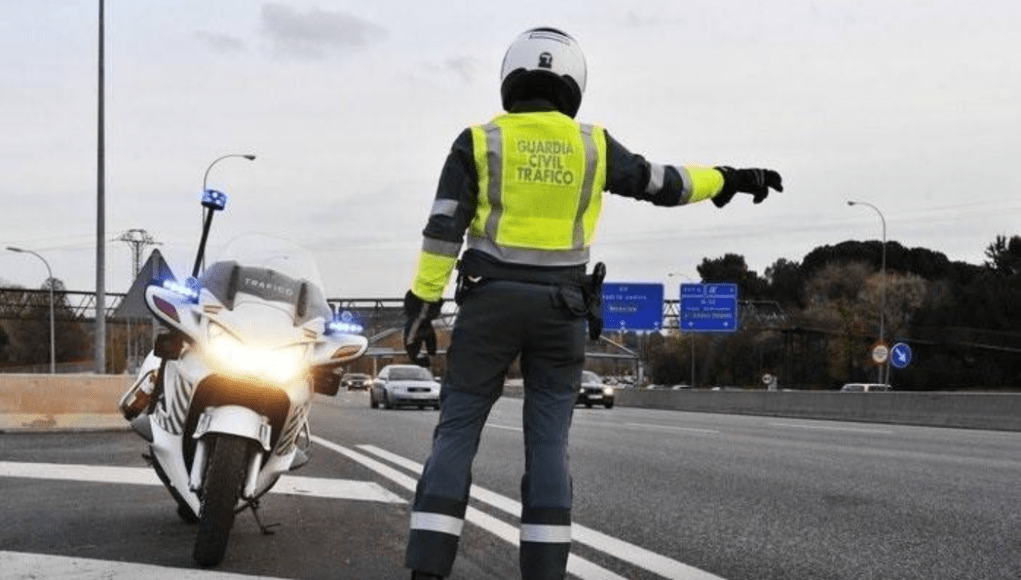 Motorista de la Agrupación de Trafico de la Guardia Civil regulando la circulación de vehículos