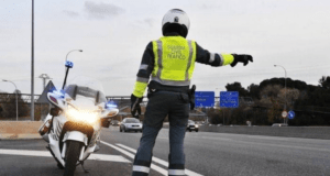 Operativo especial de la DGT por el puente de Todos los Santos Motorista de la Agrupación de Trafico de la Guardia Civil regulando la circulación de vehículos