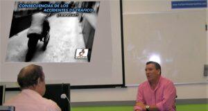 Los cursos de concienciación y sensibilización, un nuevo hito en la seguridad vial española. profesor y alumnos en una clase teorica de formación vial en la autoescuela