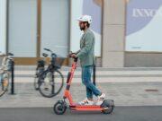 Usuario de patinete eléctrico VMP circulando con casco