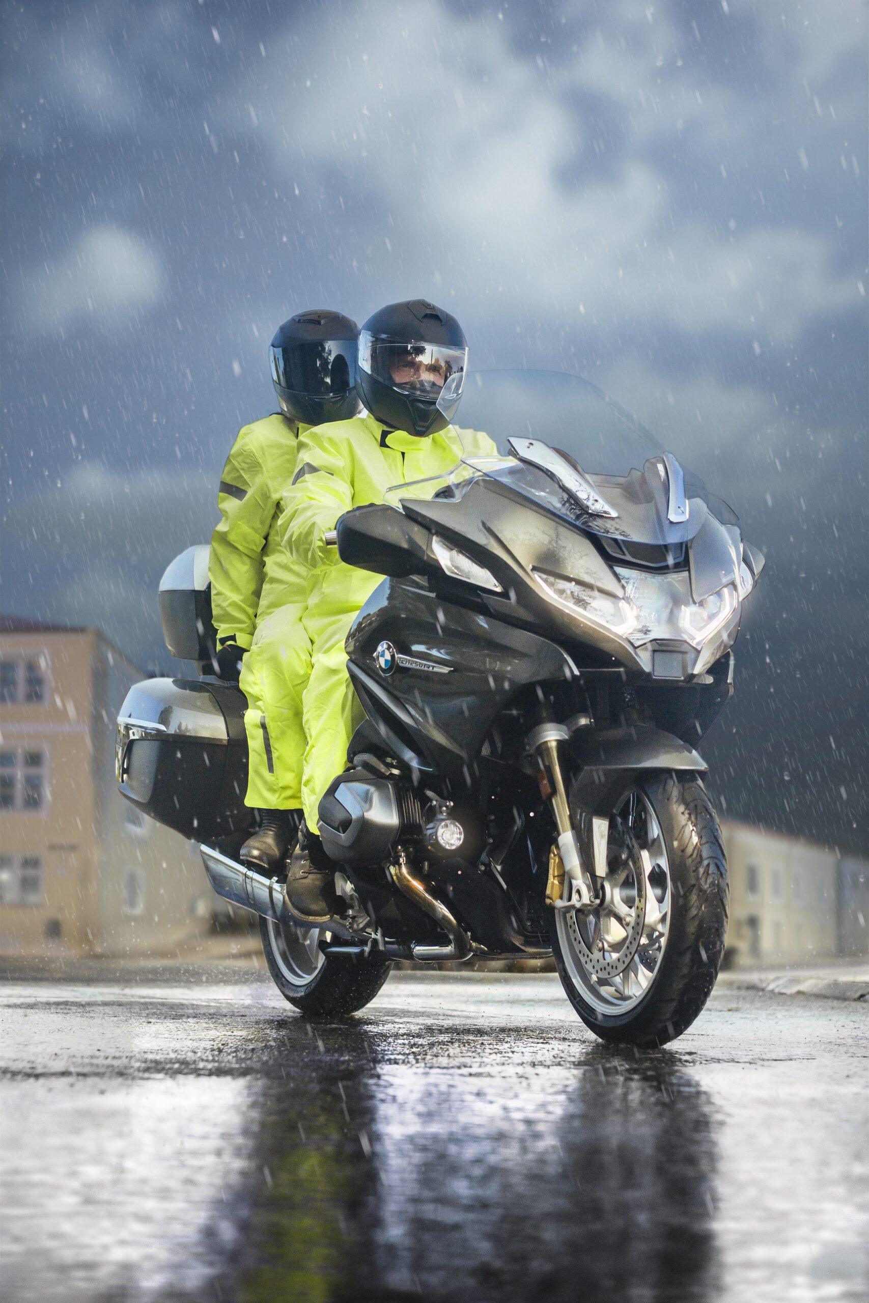 Motos en carretera con neumáticos Michelin em lluvia y asfalto mojado