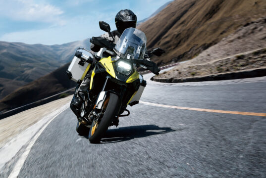 Motoristas: el riesgo se concentra en carreteras convencionales y salidas de vía motorista tomando una curva en carretera de montaña