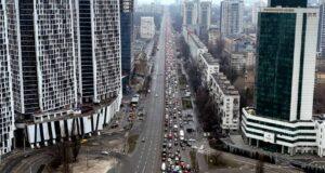 Interior decreta la validez de los permisos de conducir de los refugiados de Ucrania Avenida de Kiev en Ucrania atascada por vehículos que evacuan la ciudad
