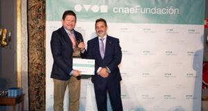 Orestes Serrano recibe el Premio Fundación CNAE a la Mejor Labor Divulgativa en pro de la Seguridad Vial