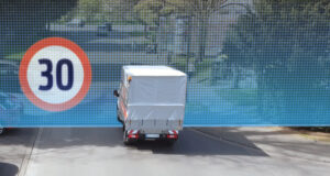 Ford prueba una tecnología de geoperimetraje que reduciría automáticamente la velocidad de los vehículos