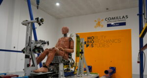 dummie sentado en un tren de pruebas de impacto del laboratorio de biomecánica de la Universidad pontificia comillas