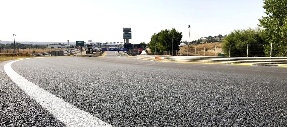 Asfalto adherente en circuito de velocidad