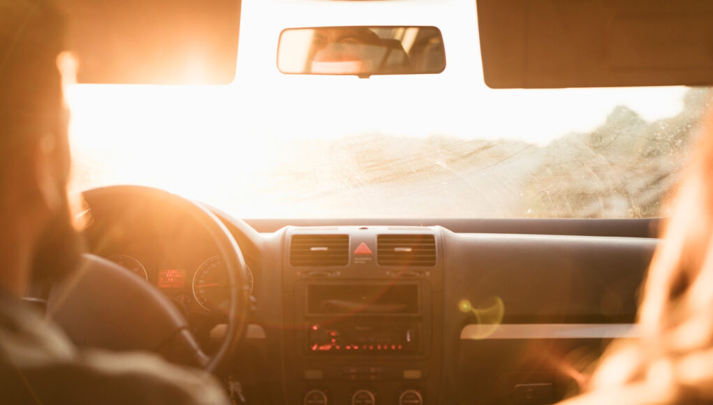 Operación_salida__diez_valiosos_consejos_para_conducir_más_seguro parabrisas sucio deslumbramiento sol