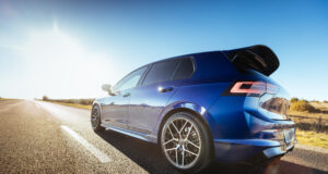 Coche carretera seca calor