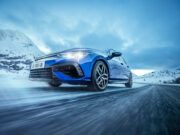 Neumáticos: el riesgo silencioso que solo la tecnología no puede compensar Coche carretera hielo