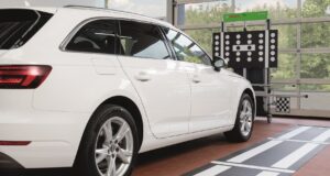 Los talleres reconocen el papel de los ADAS en la seguridad vial, pero alertan de barreras en su reparación Sistema recalibrado ADAS Bosch