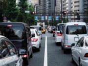 Turismos circulando por una vía urbana en un artículo sobre la edad media del parque automovilístico en España y su impacto en seguridad vial y movilidad.