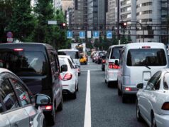 Solo Madrid y la Comunitat Valenciana rejuvenecen su parque de turismos mientras España sigue envejeciendo al volante Turismos circulando por una vía urbana en un artículo sobre la edad media del parque automovilístico en España y su impacto en seguridad vial y movilidad.