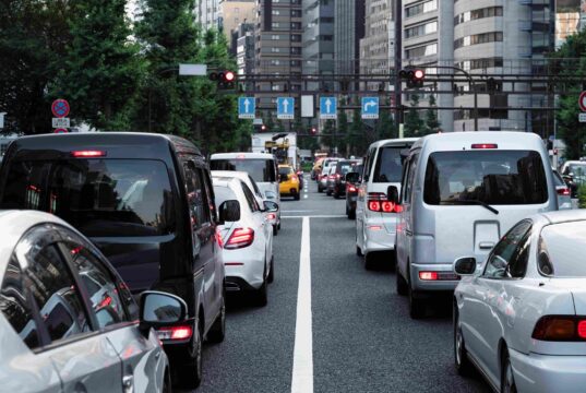Solo Madrid y la Comunitat Valenciana rejuvenecen su parque de turismos mientras España sigue envejeciendo al volante Turismos circulando por una vía urbana en un artículo sobre la edad media del parque automovilístico en España y su impacto en seguridad vial y movilidad.