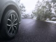 El factor vehículo: cuando el mantenimiento decide la frenada (y la tecnología no puede salvarlo todo) Neumatico All Season Cross Climate rodando carretera mojada baja temperatura
