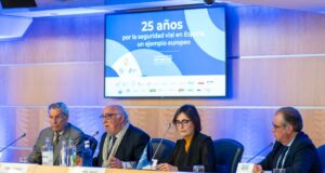 Presentación del informe de FESVIAL sobre 25 años de prevención y seguridad vial en España, centrado en la evolución de la siniestralidad y el impacto del alcohol al volante.