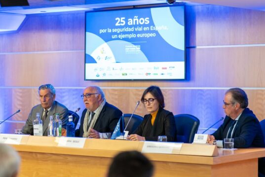 Presentación del informe de FESVIAL sobre 25 años de prevención y seguridad vial en España, centrado en la evolución de la siniestralidad y el impacto del alcohol al volante.