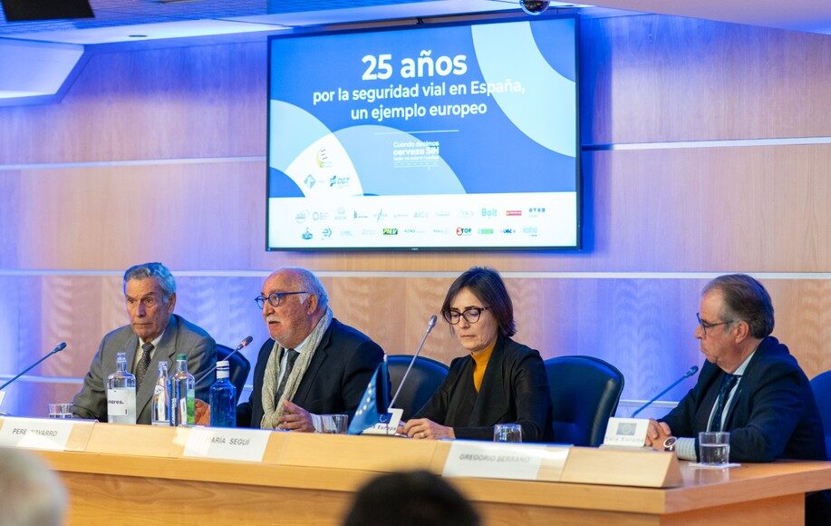 Presentación del informe de FESVIAL sobre 25 años de prevención y seguridad vial en España, centrado en la evolución de la siniestralidad y el impacto del alcohol al volante.