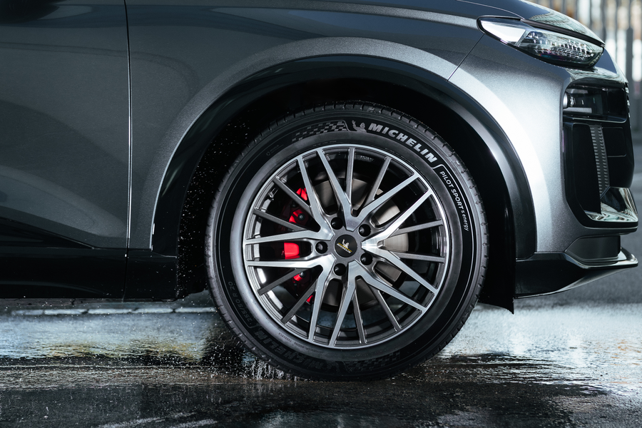 neumatico Michelin rodando sobre asfalto mojado evacuando agua