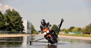 Sistema ABS en un vehículo y tráfico en carretera, en un artículo sobre seguridad activa y prevención de accidentes en España.