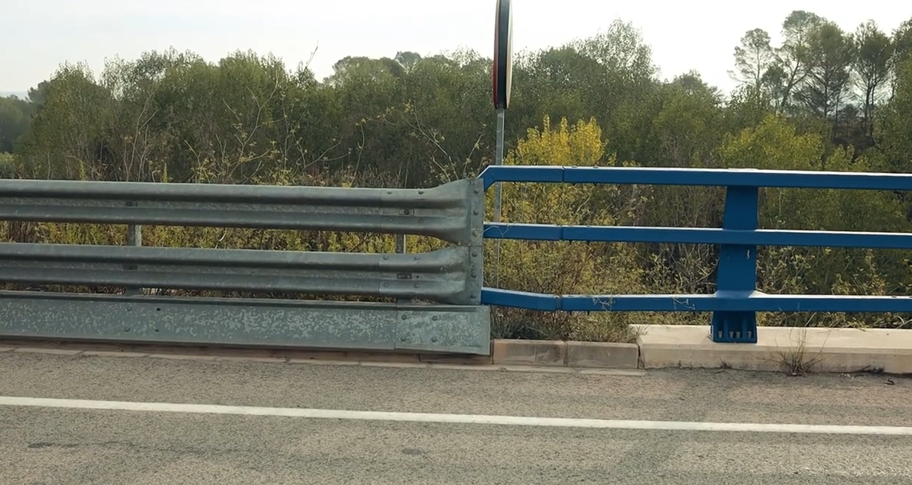 Transición certificada entre pretil y barrera metálica de seguridad vial en carretera
