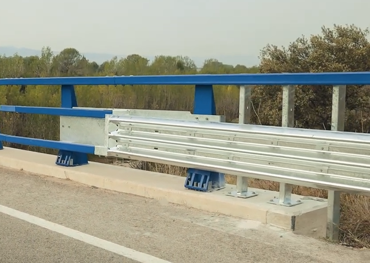 Transición certificada entre pretil y barrera metálica de seguridad vial en carretera