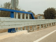 Transición certificada entre pretil y barrera metálica de seguridad vial en carretera
