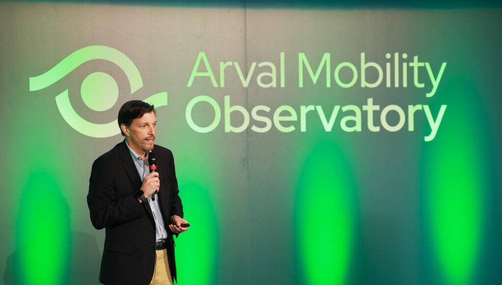 Conductor abrochándose el cinturón en un vehículo de empresa, imagen vinculada al Arval Mobility Observatory 2026 sobre flotas corporativas, electrificación y seguridad vial