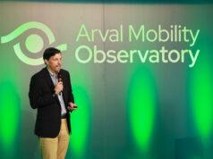 Conductor abrochándose el cinturón en un vehículo de empresa, imagen vinculada al Arval Mobility Observatory 2026 sobre flotas corporativas, electrificación y seguridad vial