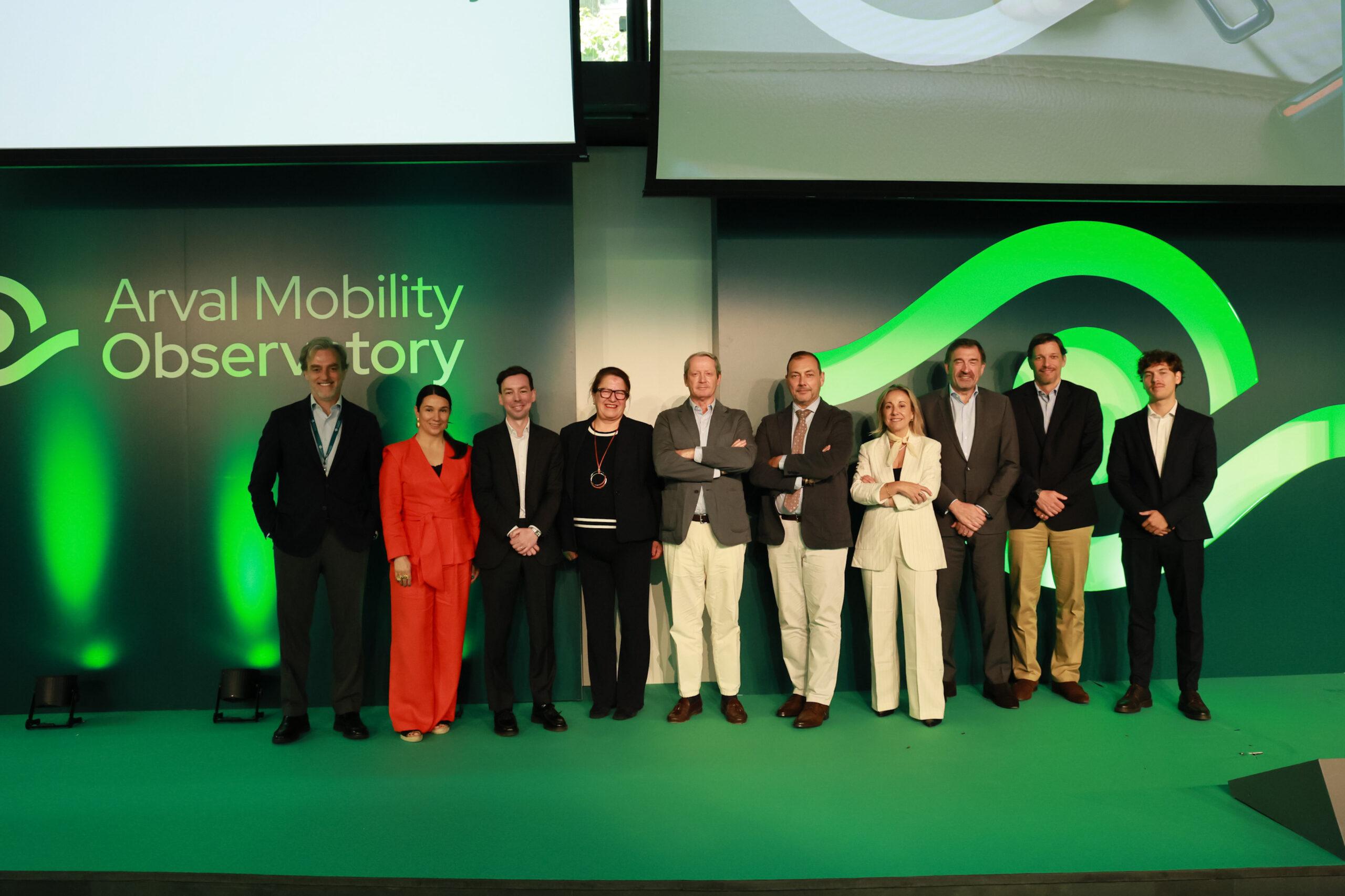 Conductor abrochándose el cinturón en un vehículo de empresa, imagen vinculada al Arval Mobility Observatory 2026 sobre flotas corporativas, electrificación y seguridad vial
